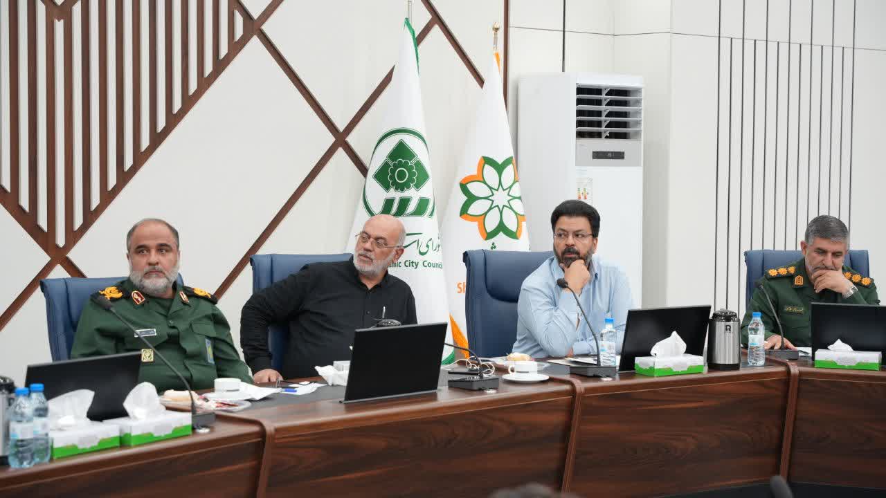 همدلی شیراز در دفاع مقدس ۱۲ روزه؛ الگویی از همبستگی مردمی و مدیریت جهادی شهری/ تقدیر از نقش‌آفرینی مثال‌زدنی شهرداری شیراز، بسیج و مردم در مقابله با جنگ تحمیلی ترکیبی   مدیریت شهری شیراز در جریان جنگ تحمیلی ترکیبی و دفاع مقدس ۱۲ روزه، با بهره‌گیری از همدلی کم‌نظیر بسیج و مشارکت مردم، الگویی موفق از مدیریت جهادی و همبستگی ملی را به نمایش گذاشت؛ الگویی که امروز مسیر روشنی پیش‌روی آینده کلانشهرها گشوده و تأکید دارد: سرمایه انسانی، مدیریت جهادی و همدلی مردمی، بنیان تاب‌آوری ملی در برابر بحران‌های پیش‌رو خواهد بود.   به گزارش پایگاه اطلاع‌رسانی شهرداری شیراز، ۱۲ روز بحران، شیراز را به عرصه همبستگی، مدیریت جهادی و نمایش واقعی سرمایه اجتماعی بدل کرد. شهرداری شیراز در کنار نیروهای بسیج و مشارکت مردمی، بزرگترین آزمون سال‌های اخیر شهر را به الگویی برای مدیریت بحران شهری و ملی تبدیل کرد. این روزها، دست‌کم در ابعاد امنیتی، سایبری، رسانه‌ای و اقتصادی، تهدیدهای زیادی مطرح بود که با مقاومت و همدلی مجموعه مدیران شهری، نظامی و مردم خنثی شد.   نشست تبیین و گزارش عملکرد حوزه مقاومت بسیج شهدای شهرداری شیراز و مدیریت بحران در دفاع مقدس ۱۲ روزه با حضور مسئولان ارشد نظامی و شهری برگزار شد. در این نشست از نقش کلیدی شهرداری، نیروهای بسیجی، و همراهی کم‌نظیر مردم به‌عنوان نماد عزت و اقتدار ملی تجلیل شد.   تقدیر ویژه جانشین فرماندهی سپاه فجر فارس از مدیریت شهری و مردم شیراز   سردار هاشم جمالی، جانشین فرماندهی سپاه فجر فارس نیز در این جلسه که «شهرام قاسمی مسئول سازمان بسیج ادارات و کارکنان سپاه فجر فارس» حضور داشت، بحران ۱۲ روزه را نقطه‌عطف تاریخ ایران توصیف کرد و حضور منسجم نیروهای مسلح، بسیج، و مشارکت مردم را عامل اصلی شکست پیچیده‌ترین توطئه‌های دشمنان در ابعاد گوناگون دانست.   به اعتقاد وی، عملکرد شهرداری شیراز در این برهه زمانی، فراتر از وظایف قانونی و افزایش محورهای عملیاتی، نشانی از روحیه جهادی این مجموعه بود.     سردار جمالی با شرح سناریوها و طرح‌های دشمنان برای ایجاد آشوب تأکید کرد که پاسخ دقیق، سریع و مدیریت هوشمندانه ایران باعث تغییر معادلات منطقه شد و امروز ملت ایران بیش از گذشته با اقتدار، دشمنان خود را ناکام گذاشته است.     جانشین فرماندهی سپاه فجر فارس همچنین رشادت‌ها، انسجام و خدمات شبانه‌روزی مجموعه شهرداری شیراز، بسیج، نیروهای نظامی و انتظامی، فرماندهان و شهدای راه خدمت را سرمایه‌ای ماندگار برای شهر و کشور عنوان کرد.     وی همچنین ضمن ابراز توفیق اعتلای ملت ایران، نقش رهبری، انسجام نیروهای مسلح و روحیه مردمی را اسرار پیروزی و عبور موفق کشور از بحران دانست.   تقدیر رئیس شورای اسلامی شهر از نقش‌آفرینی شهرداری شیراز در دفاع مقدس ۱۲ روزه   سید ابراهیم حسینی، رئیس شورای اسلامی شهر شیراز، هم با تقدیر از نقش‌آفرینی شهرداری و سایر دستگاه‌های خدمات‌رسان گفت: وظیفه همه است که به ایثارهای بی‌وقفه نیروها ادای احترام کنند.     وی تصریح کرد که از شروع بحران تا بازگشت آرامش، همه با آرایش جهادی در صحنه حاضر بودند و خاطره دفاع مقدس در مدیریت شهری تکرار شد. این تجربه از هر آموزش تئوریک ارزشمندتر بوده و بحران اخیر، همه دستگاه‌ها را در ارزیابی واقعی قرار داد.   به گفته حسینی، فداکاری‌ها و تجربیات این بازه زمانی، گنجینه‌ای برای شیراز و حتی آینده مدیریت کشور محسوب می‌شود و برگ زرین تاریخ شهر خواهد بود.    گزارش رئیس کمیسیون سلامت، محیط زیست و خدمات شهری شورای اسلامی شهر از تلاش‌های بحرانی ۱۲ روزه   مسعود زارعی، رئیس کمیسیون سلامت، محیط زیست و خدمات شهری شورای اسلامی شیراز،  نیز با تأکید بر نقش کلیدی ستاد اجرایی بحران و معاونت محیط زیست و خدمات شهری  شهرداری شیراز گفت: حضور به موقع، کار شبانه‌روزی و فداکاری نیروهای شهرداری، موجب سربلندی شهر شد.     به اعتقاد وی، مستندسازی کامل اتفاقات لازم است تا در آینده به عنوان الگو برای شهرهای دیگر استفاده شود.     زارعی همچنین تقدیر و شناسایی نیروهای خط مقدم را از وظایف همه مدیران اعلام و عنوان کرد: زحمات و تلاش‌های بی‌وقفه در خاطر مردم و مدیران ثبت خواهد شد.   نقش بی‌وقفه و منسجم شهرداری شیراز و بسیج در بحران، نماد همدلی و مدیریت جهادی   آرش فرج‌زاده، قائم‌مقام شهردار و فرمانده حوزه مقاومت بسیج شهدای شهرداری شیراز، نیز اعلام کرد که در جریان دفاع مقدس، نقش‌آفرینی منسجم و بی‌وقفه شهردار ی و بسیج، نمونه‌ای بارز از روحیه ایثارگری و مدیریت جهادی بود.   وی افزود: در ۱۲ روز پرتنش، با وجود محدودیت‌ها، لحظه‌ای فعالیت‌های شهری و خدمات به شهروندان  متوقف نشد و تمامی مجموعه با همدلی و نظم مثال‌زدنی، بدون وقفه مسئولیت‌های خود را انجام دادند و نظام خدمت‌رسانی شهری به شکلی بی‌وقفه ادامه یافت.   فرج‌زاده خاطرنشان کرد: در این روزها، مجموعه حوزه مقاومت بسیج شهدای شهرداری شیراز ضمن انجام وظایف روزمره، مسئولیت امور حفاظتی را با روحیه بالا بر عهده گرفتند.   به گفته قائم‌مقام‌ شهردار شیراز؛ تمام جلسات بحران اعم از ۱۴ نشست رسمی به ریاست شهردار و رئیس شورای اسلامی شهر، جلسات متعدد معاونت‌ها و مدیران مناطق، با حضور فعال مدیران و هدف استمرار خدمات شهری برگزار شد. همزمان با مدیریت پسماند، آبرسانی فضای سبز، دفن اموات و حمل‌ونقل عمومی، تمهیدات اسکان اضطراری، آماده‌سازی پناهگاه‌ها، ذخیره سوخت و آب برای شرایط بحرانی و فعال‌سازی کمپ‌ها و بوستان‌ها و ... نیز عملیاتی شد.   وی با اشاره به همدلی کامل نیروهای شهرداری شیراز، تأکید کرد: مجموعه شهرداری در این ایام همصدا بود و انسجام، یکدلی و ایستادگی نیروها قابل تقدیر است.   فرمانده حوزه مقاومت بسیج شهدای شهرداری شیراز، مجموعه بسیج شهرداری را الگو و پشتوانه‌ای استوار دانست که نشان داد تا آخرین نفس پای دفاع از انقلاب، کشور و رهبری فرزانه انقلاب ایستاده‌ است.   فرج‌زاده از همه مدیران، مردم و همشهریان شیرازی به دلیل همکاری و همراهی با شهرداری تشکر و قدردانی کرد و یادآور شد: این سطح از همراهی مردم و بسیج در کنار خدمات شبانه‌روزی شهرداری، رمز موفقیت مدیریت بحران بوده است.   قائم‌مقام شهردار شیراز ضمن یادآوری رشادت‌ها و فداکاری شهدای نظامی، شهدای دانشمند و فرمانده شهید فارس، قدرشناسی خود را از نیروهای نظامی، ارتش، سپاه، بسیج و تمامی مدیران و کارکنان شهرداری ابراز و اعلام کرد: با بهره‌مندی از رهنمودهای رهبر معظم انقلاب و همت نیروهای دلسوز نظام، مشت محکمی بر دهان دشمنان انقلاب زده شد و کشور با اتکای بر سرمایه اجتماعی و معنوی خود، از همه بحران‌ها سربلند عبور  می‌کند.   روایتی از اقدامات تخصصی شهرداری شیراز در دفاع مقدس ۱۲ روزه و مستندسازی تجربه‌ها     روح‌الله خوشبخت، معاون محیط زیست و خدمات شهری شهرداری شیراز، نیز با شرح اقدامات تخصصی در مدیریت بحران اخیر، اعلام کرد: در جنگ تحمیلی ۱۲ روز بحران، ۱۴ جلسه ستاد بحران تشکیل شد و ۱۵۴ مصوبه به اجرا درآمد.     وی عنوان کرد: شهرداری طی بحران جنگ ۱۲ روزه با اجرای ۱۵۴ مصوبه، خدمات‌رسانی، ایمنی و مدیریت بحران را با هماهنگی سایر دستگاه‌ها تأمین کرد.   خوشبخت گفت: هفت وظیفه اصلی شهرداری در این مدت شامل تداوم خدمات، آتش‌نشانی، پاکسازی و مدیریت آلودگی، پشتیبانی آرامستان‌ها، آماده‌سازی و تجهیز پناهگاه‌ها، اسکان موقت و زیرساخت‌های عمومی بود.    معاون شهردار شیراز افزود: تمام ایستگاه‌های آتش‌نشانی و کارکنان آن به‌طور ۲۴ ساعته آماده‌باش بودند و ذخیره‌سازی سوخت برای ۱۰ روز صورت گرفت. همچنین سالن‌ها و بوستان‌ها برای اسکان اضطراری تجهیز و آماده شد.   به گفته وی؛ در حوزه پاکسازی شهری، ۵۴۰ تن لاستیک و ۳۴۰ تن سرشاخه جمع‌آوری و هشت محل اضطراری برای تخلیه نخاله‌ها تعیین شد. خدمات حمل و نقل عمومی و مترو، علی‌رغم کاهش تردد، بدون وقفه ادامه یافت و سناریوهای مختلف برای ادامه خدمت‌رسانی تدوین شد.   خوشبخت تأکید کرد: مستندسازی، آسیب‌شناسی و بررسی نقاط قوت و چالش‌های مصوبات در حال انجام است تا آمادگی و کیفیت پاسخ به بحران‌های آینده تقویت شود.   معاون محیط زیست و خدمات شهری شهرداری شیراز همچنین ثبت درس‌آموخته‌های این دوره را برای ارتقای ساختار مدیریت بحران کلان‌شهرها ضروری دانست و از همه نیروهای فعال شامل آتش‌نشانان، پاکبانان، سبزبانان و مدیران میدانی تقدیر کرد.   همدلی مردمی و نقش بسیج در تثبیت آرامش و اقتدار ملی     در جمع‌بندی این نشست باید گفت؛ همراهی مردم و بسیج و دستگاه‌های نظامی و انتظامی، موجب تثبیت امنیت و آرامش شیراز و ارتقای سرمایه اجتماعی مدیریت شهری شده است.   به باور مقامات حاضر در این نشست، اقتدار ایران در این آزمون، نتیجه پیوند بی‌بدیل میان مردم، دستگاه‌های شهری و نهادهای نظامی بود که برنامه‌ریزی‌های دشمنان را ناکام گذاشت.   گفتنی است، تجارب ثبت‌شده  این بحران  در جنگ‌ تحمیلی و دفاع مقدس ۱۲ روزه، به الگویی روشن برای آینده کلانشهرها تبدیل می‌شود و‌ مدیریت جهادی شهری، سرمایه انسانی و همدلی مردمی، بنیان تاب‌آوری ملی در بحران‌های آینده خواهد بود.