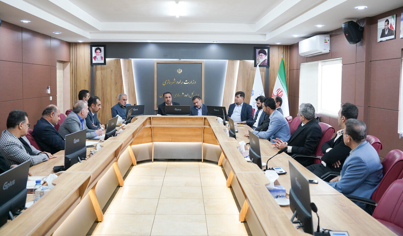 حضور مجمع نمایندگان استان فارس در اداره‌کل راه و شهرسازی و بررسی چالش‌های حوزه‌های راه، مسکن و حمل‌ونقل