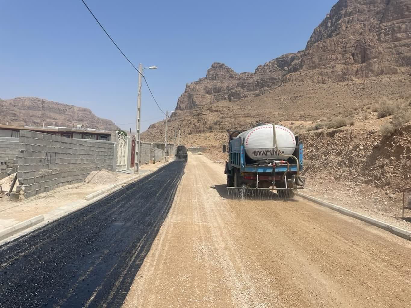 آغاز  پروژه ی بهسازی و پخش لایه ام سی در روستای باغشاد استهبان