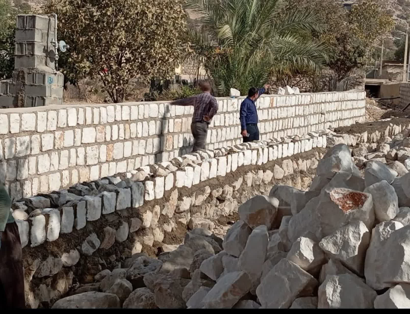 ادامه عملیات بهسازی و اجرای طرح هادی و توسعه  معابر روستای رمقان شهرستان شیراز 